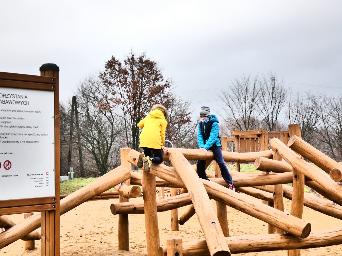 Półkolonie podczas ferii zimowych. Dzieci będą mogły wychodzić na zewnątrz bez opiekuna