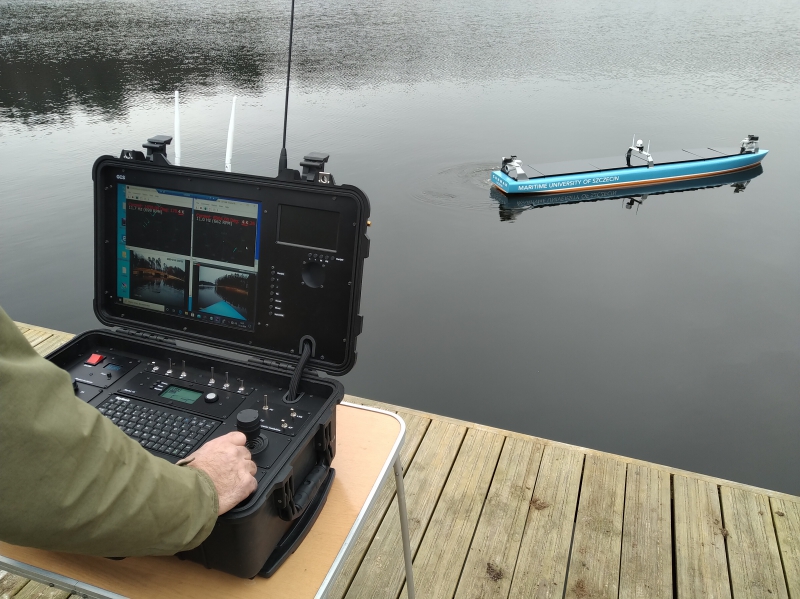 Testy systemu wypadły pozytywnie – model statku autonomicznego AMS na wodzie