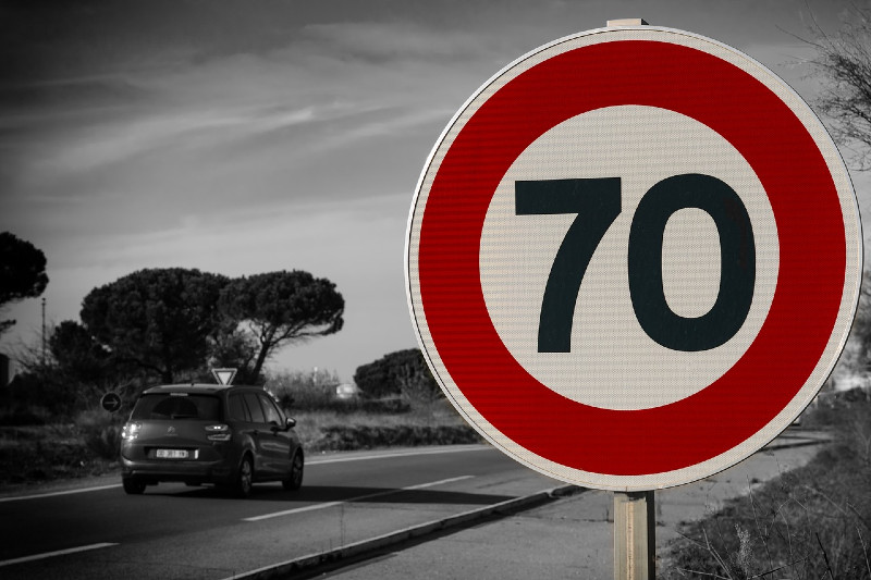 Chojna: Jechał 100 km/h w terenie zabudowanym. Stracił prawo jazdy