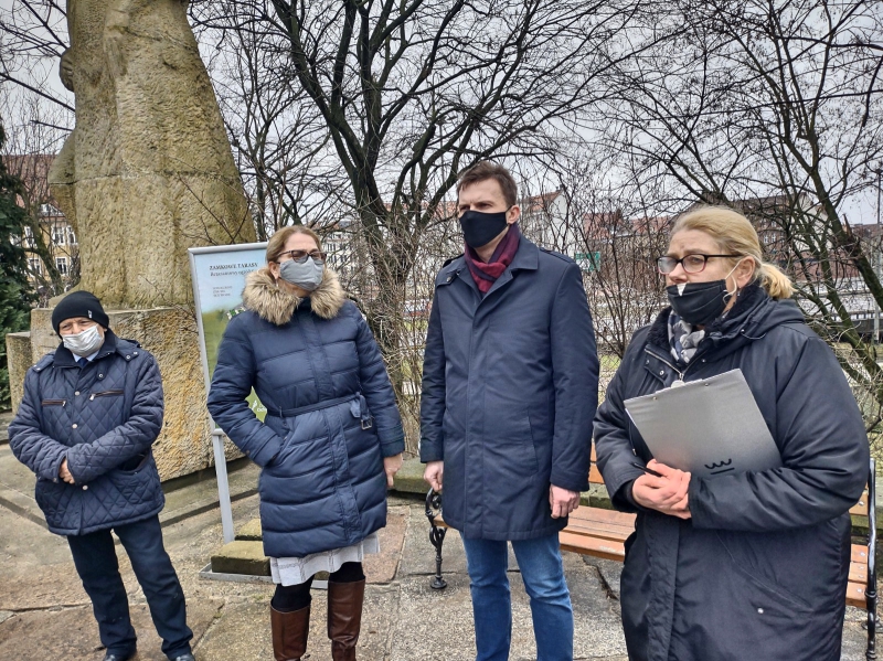 Szczecin: Wycinają drzewa na zamkowej skarpie, protesty ekologów