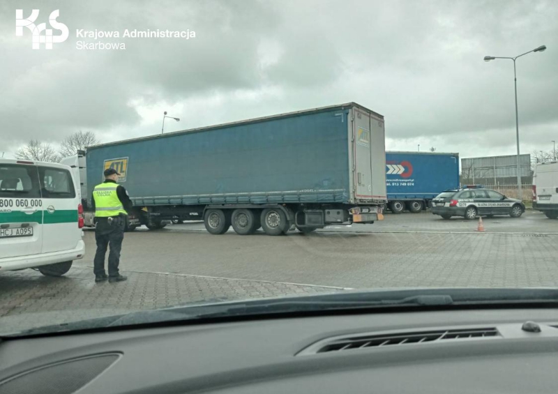 Kołbaskowo: 3,4 mln papierosów zamiast stolików kawowych