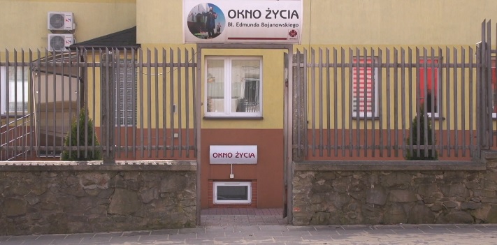 Półroczna dziewczynka znaleziona w oknie życia. "Zadbana, bardzo ładnie ubrana"