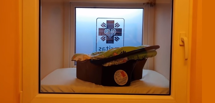 Zostawiła dziecko w oknie życia. Teraz postanowiła je odzyskać