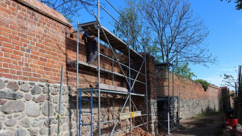 Trwa kolejny etap remontu zabytkowych murów miejskich w Mieszkowicach