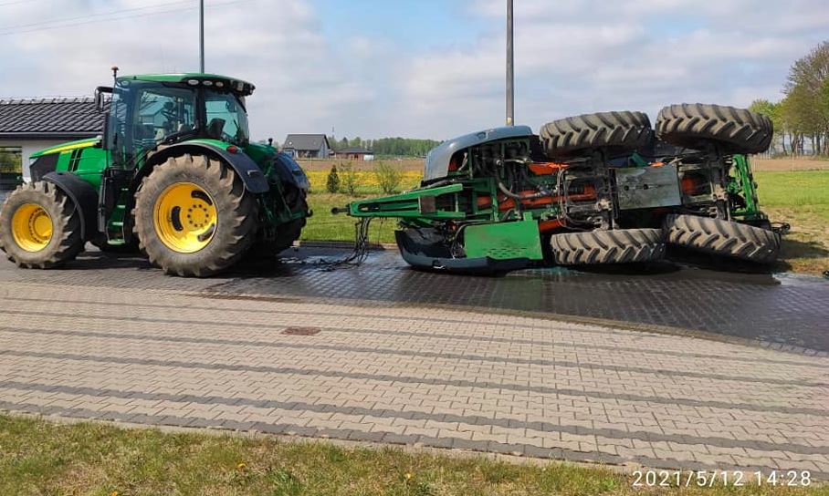 Opryskiwacz pół przewrócił się na stacji paliw