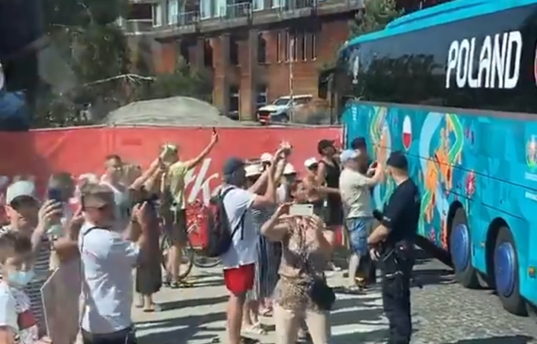 Tłumy kibiców przywitały reprezentantów Polski. Nagranie trafiło do sieci (wideo)