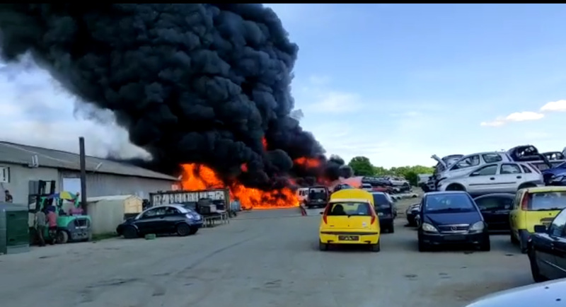 Stobno: Pożar zakładu demontażu aut – jedna osoba ranna