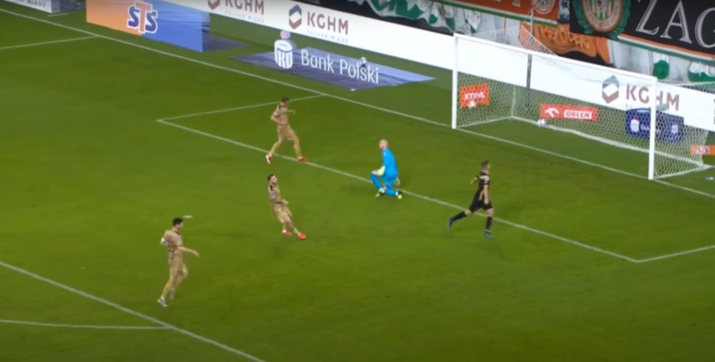 Pierwsza przegrana Pogoni Szczecin w tym sezonie. Var anulował karnego i czerwoną kartkę!