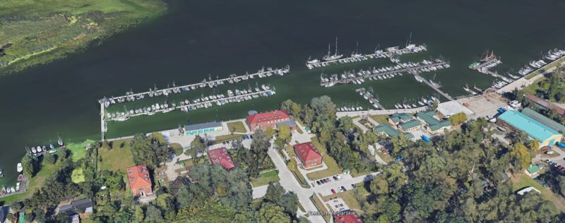 Szczecin: 30-metrowy dźwig przewrócił się w Marinie w Dąbiu