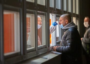 Koniec masowego testowania w kierunku COVID-19