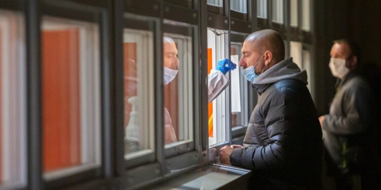 Koniec masowego testowania w kierunku COVID-19