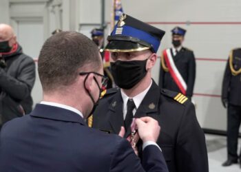 Ratował dziecko z narażeniem własnego życia. Strażak odebrał dziś Krzyż Zasługi!