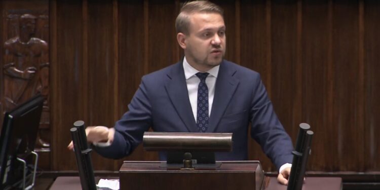 Butelki plastikowe i szklane zwrotne w każdym sklepie? Solidarna Polska rozpoczyna konsultacje