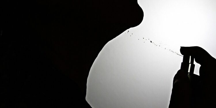 Jak możesz paść ofiarą kradzieży kupując perfumy? Uważaj na oszustów!