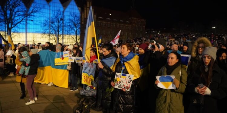 Manifestacja na placu Solidarności. Polacy i Ukraińcy przeciwko wojnie