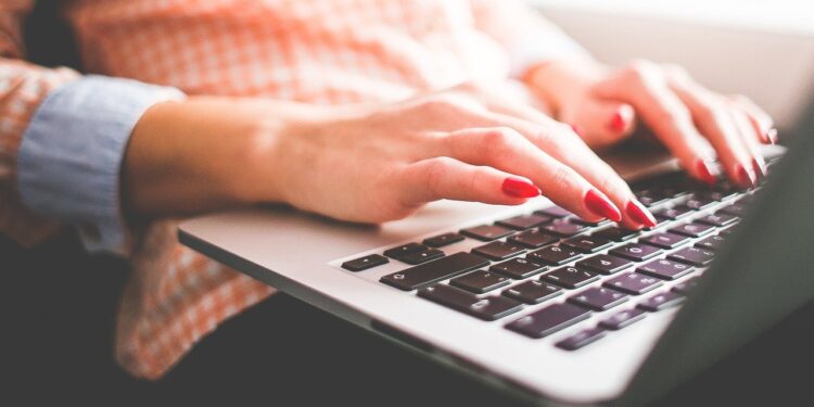 Cyberprzestępcy nie śpią. Jak nie dać się oszukać w Internecie?