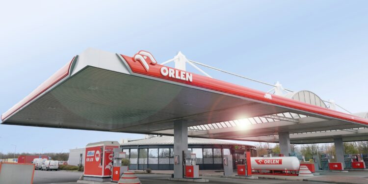 Obajtek zapowiada obniżkę cen paliw