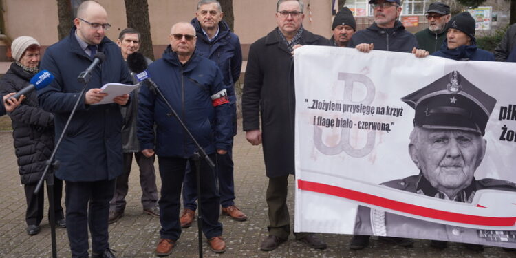 Dariusz Matecki zakłócał uroczystości pod sowieckim pomnikiem w Nowogardzie