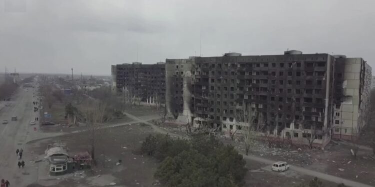 Ludzie umierają z pragnienia, miasto doszczętnie zniszczone – Mariupol [FELIETON]