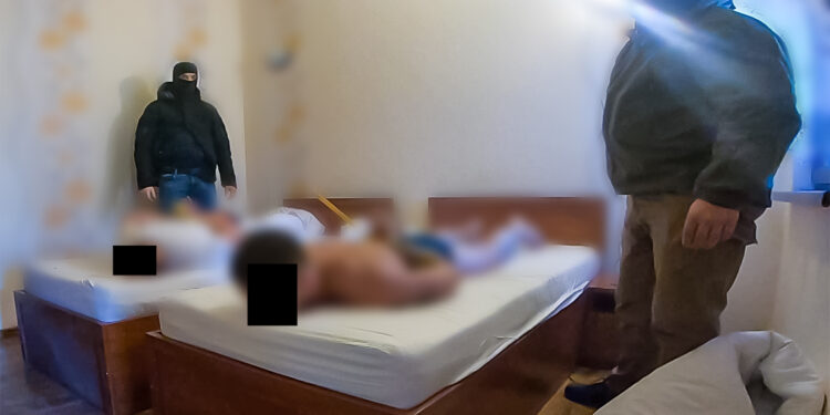 Usypiali podróżnych w pociągach i okradali.