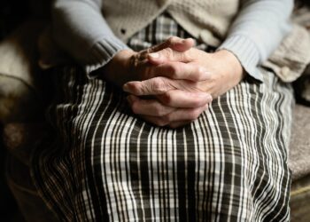 Zaoferował pomoc starszej kobiecie, po czym ją okradł. Poszukiwania złodzieja