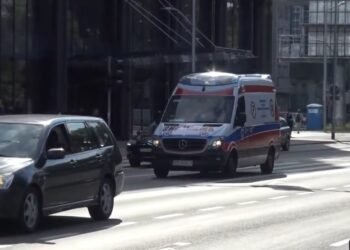 Mężczyzna zasłabł za kierownicą i uderzył w inny pojazd. Uratował go profesjonalizm ratowników