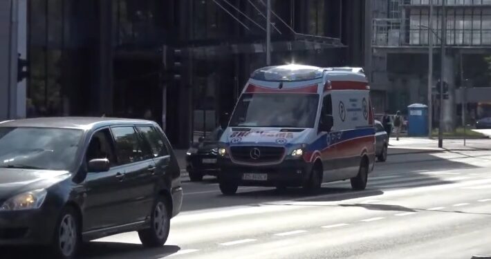 Mężczyzna zasłabł za kierownicą i uderzył w inny pojazd. Uratował go profesjonalizm ratowników