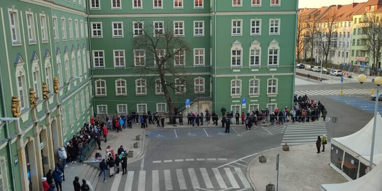 Szczecin: Podają się za urzędników i odsprzedają fałszywe numerki. Uwaga na oszustów!