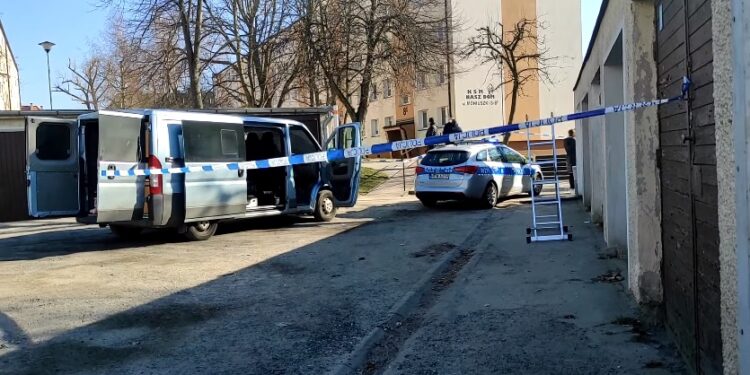 Zwłoki w wiacie śmietnikowej. 47-latek usłyszał zarzut zabójstwa