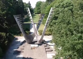 „Idź tam kwiaty złóż pod pomnikiem sowieckim”. Projekt PiS nie został włączony do obrad Rady Miasta