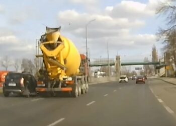 Szaleńczy wyścig betoniarki z osobówką rozliczony przez policję