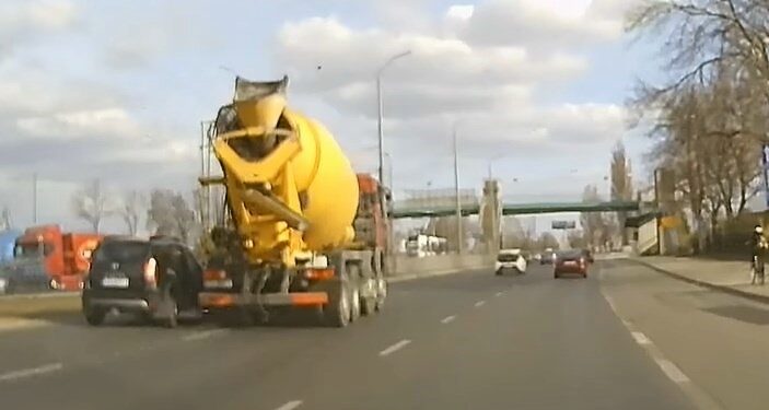 Szaleńczy wyścig betoniarki z osobówką rozliczony przez policję