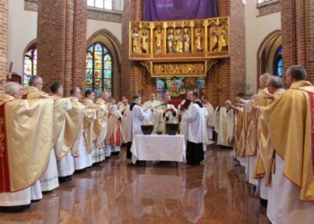 Wielki Czwartek – przejście od okresu Wielkiego Postu do Triduum Paschalnego