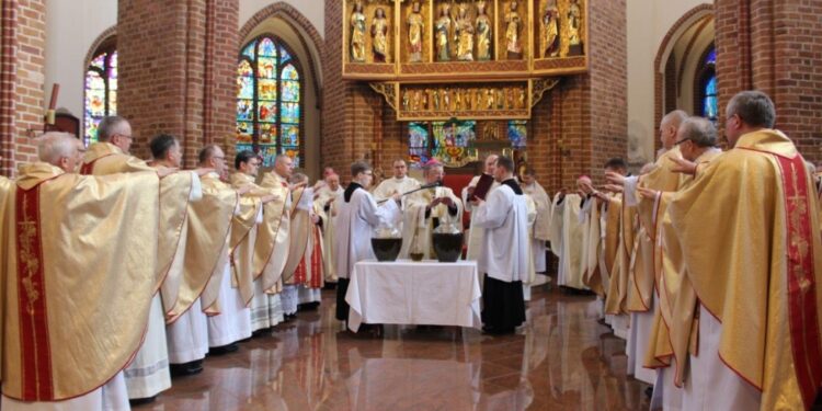 Wielki Czwartek – przejście od okresu Wielkiego Postu do Triduum Paschalnego