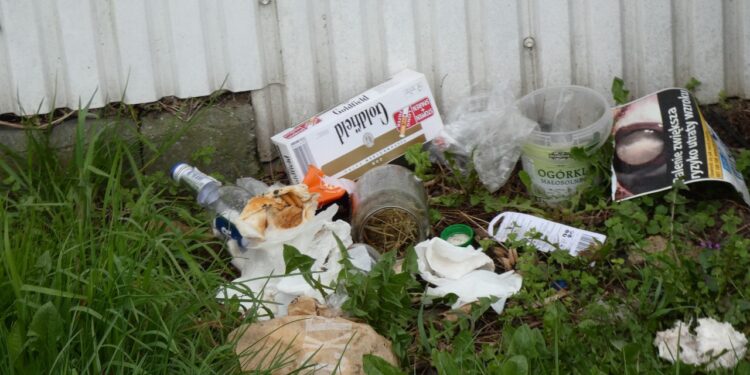 Teren po byłym Tesco zamienia się w śmietnik