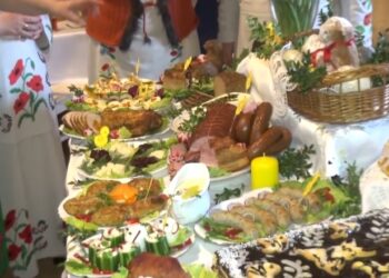 Wielkanoc 2022: Co podajemy na świątecznym stole?