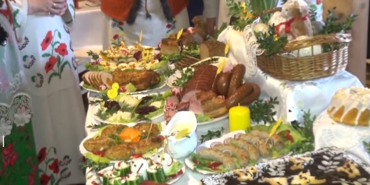 Wielkanoc 2022: Co podajemy na świątecznym stole?