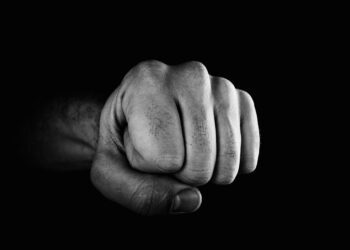 Przez ponad 5 lat znęcał się nad matką, ojczymem i bratem