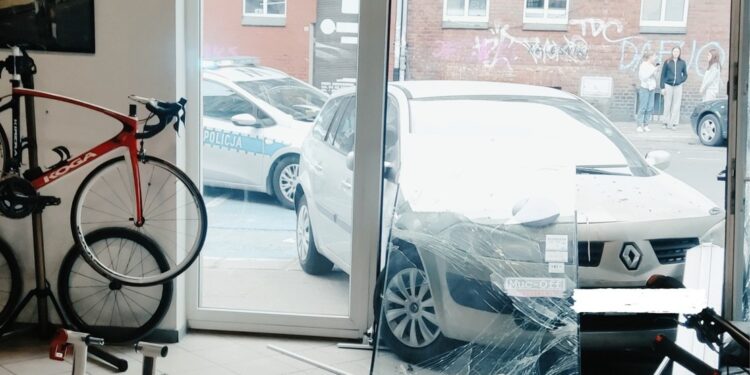 Szczecin: Pomyliła pedały i wjechała autem w witrynę