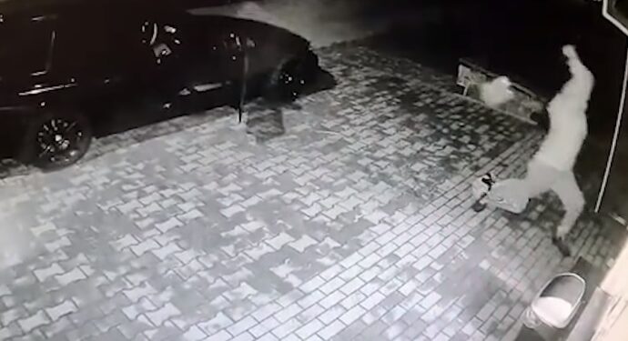 Wdarł się do sklepu z łopatą. Ukradł gotówkę i papierosy