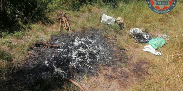 Policjanci zobaczyli czarny dym. Złapali poszukiwanego na wypalaniu kabli