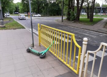Straż Miejska odholowuje źle zaparkowane hulajnogi