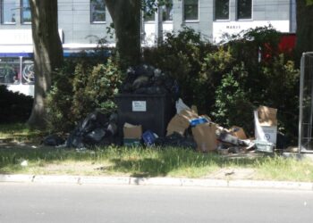 Skwer Prezydenta RP Lecha Kaczyńskiego tonie w śmieciach