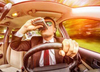 Kołobrzeg: Pijany kierowca wbił się mercedesem w śmieciarkę