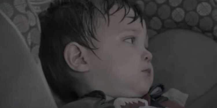 Tragedia w Szczecinie. Zmarł 18-miesięczny chłopczyk pozostawiony na kilka godzin w nagrzanym aucie