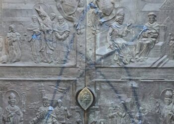 Zabytkowe drzwi Bazyliki Archikatedralnej w Szczecinie zostały zdewastowane