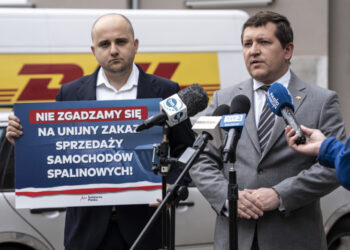 Konferencja pod biurem Liberadzkiego. Solidarna Polska nie zgadza się na unijny zakaz sprzedaży aut spalinowych