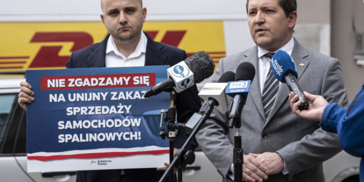Konferencja pod biurem Liberadzkiego. Solidarna Polska nie zgadza się na unijny zakaz sprzedaży aut spalinowych