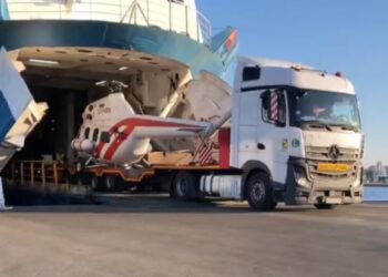 Śmigłowiec ratunkowy dla Ukrainy przypłynął promem do Świnoujścia