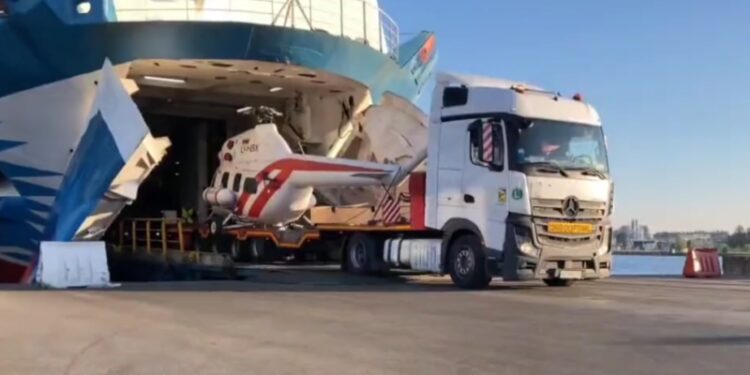 Śmigłowiec ratunkowy dla Ukrainy przypłynął promem do Świnoujścia